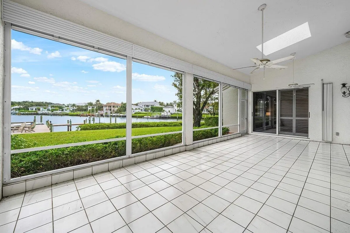 Admirals Cove Residence photo 28