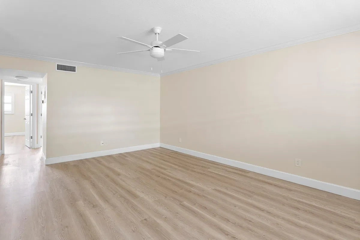 Unit 203 photo 16