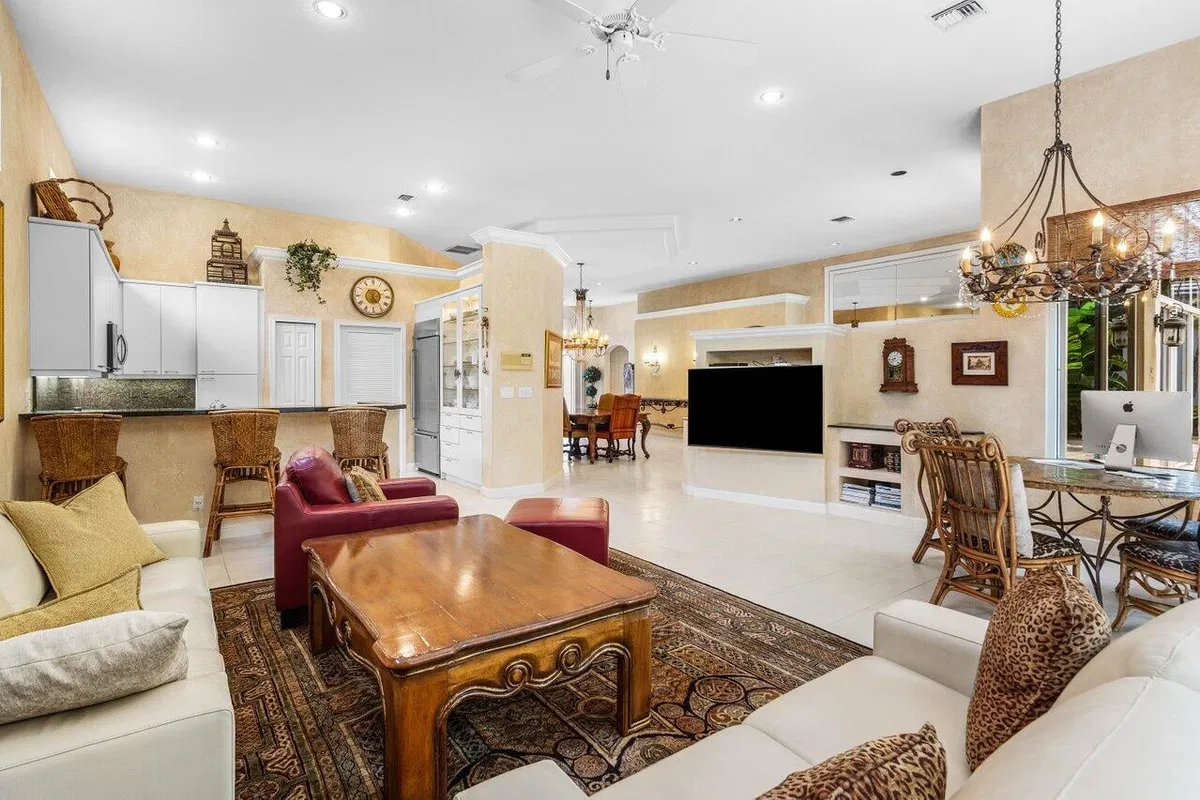 Woodfield Country Club Residence photo 7