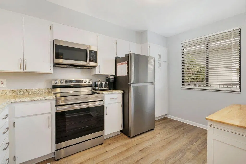 Unit 305 photo 10