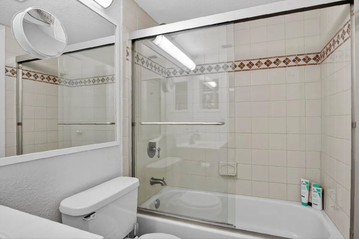 Unit B-2 photo 19