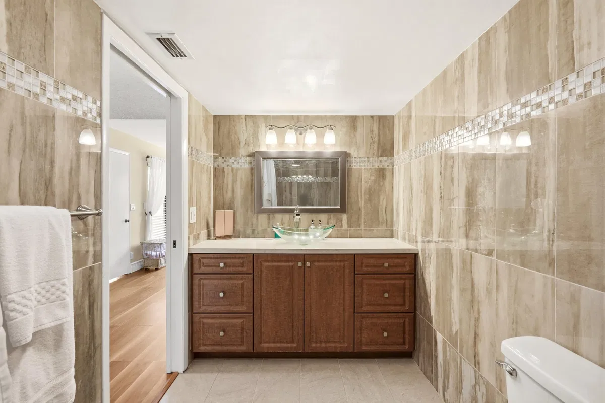 Unit 103 photo 16