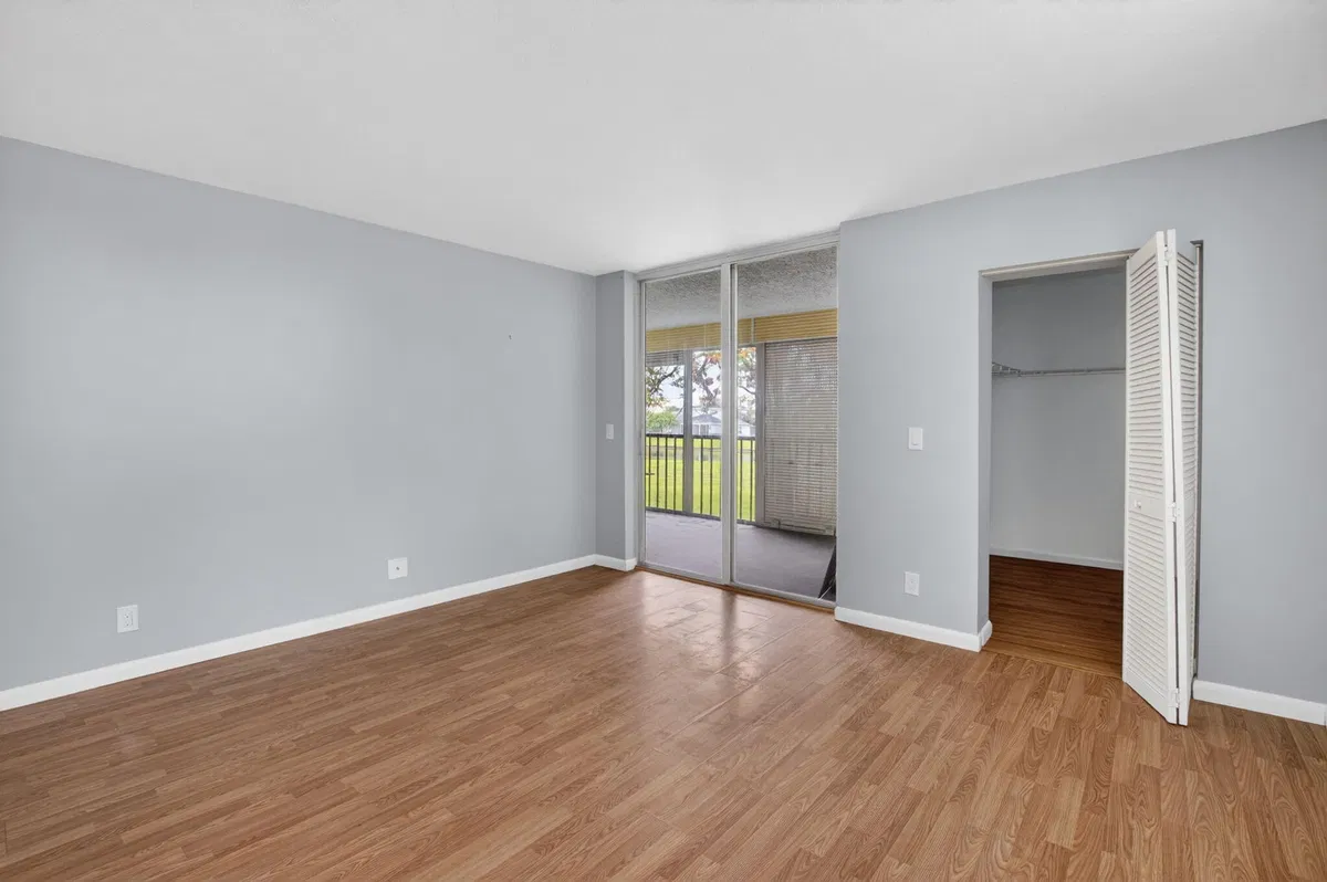 Unit 2080 photo 13