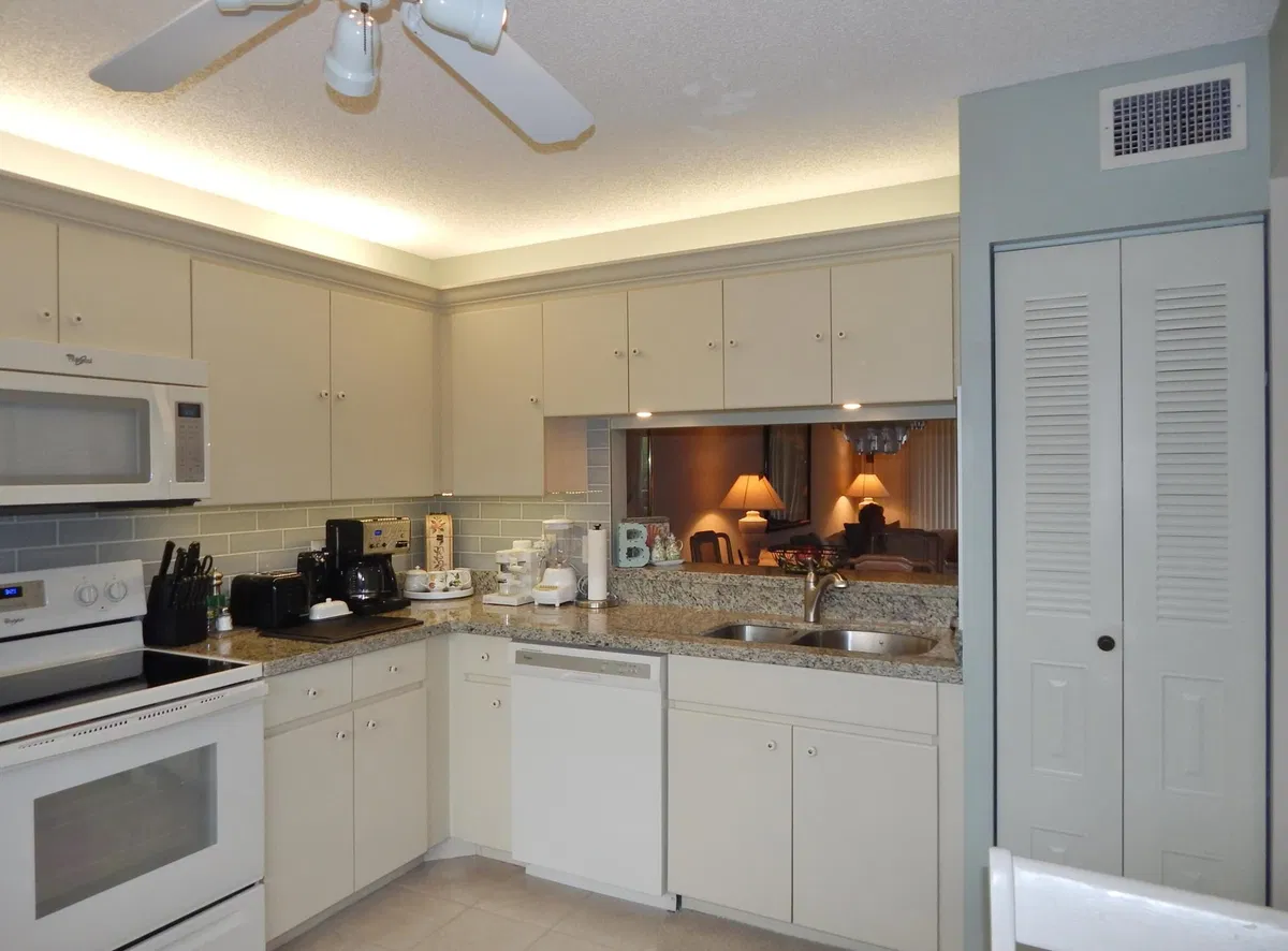 Unit 215 photo 4