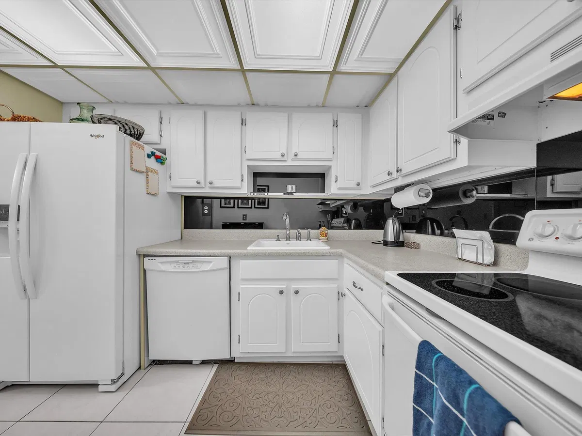 Unit 104 photo 16