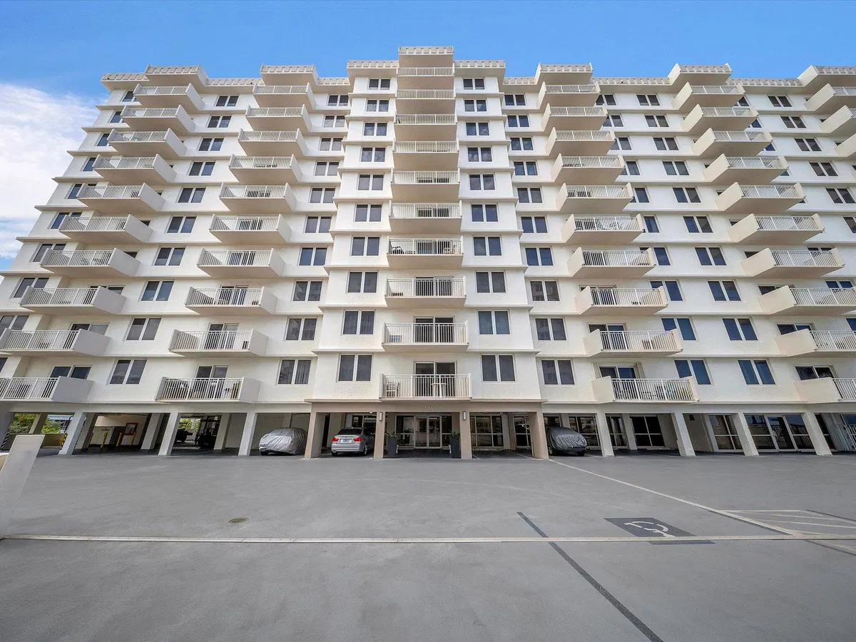 Unit 104 photo 28