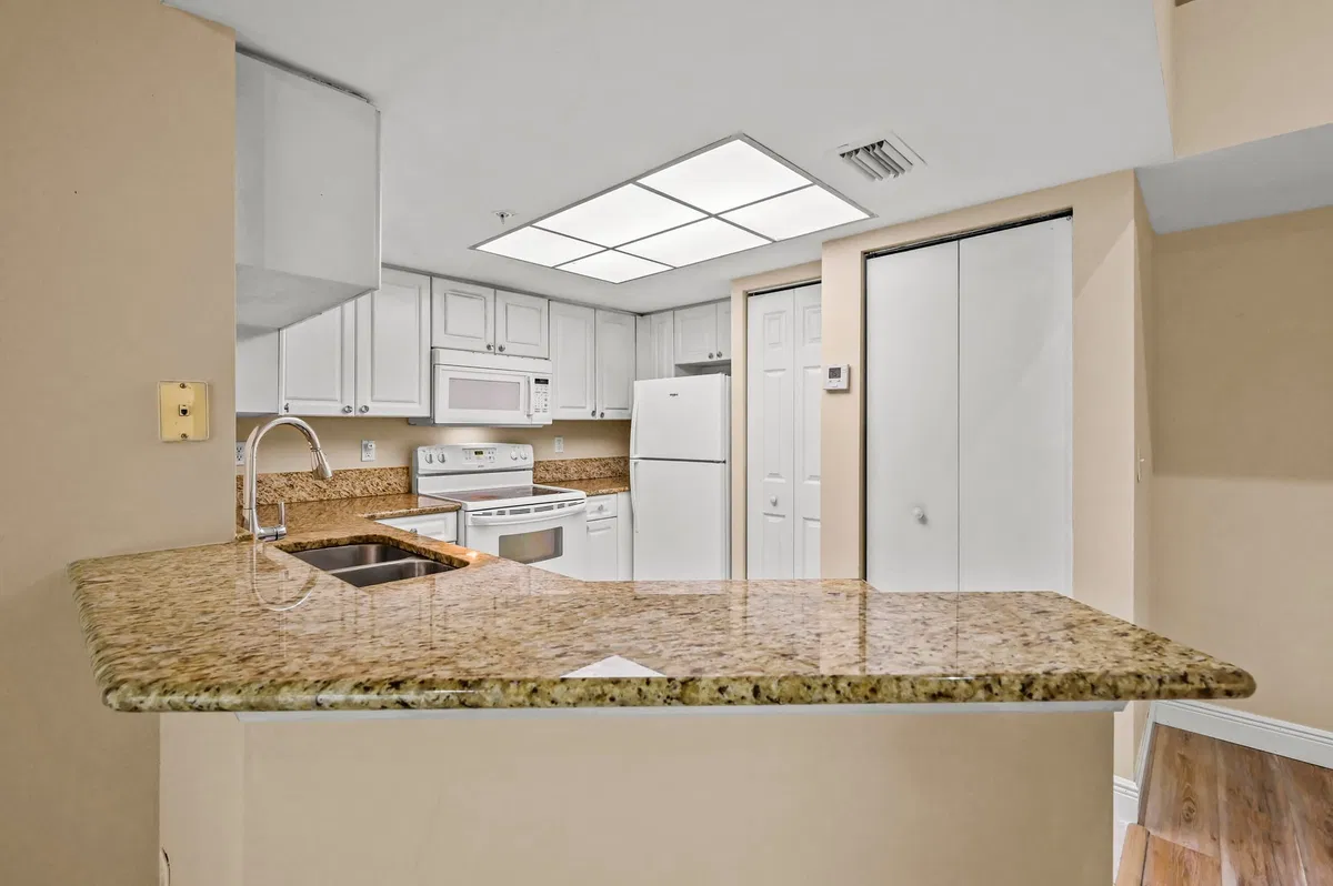 Unit 1109 photo 10