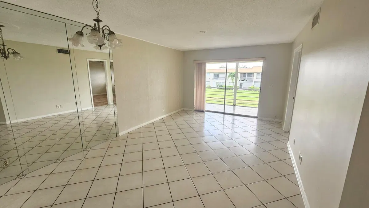 Unit 116 photo 4