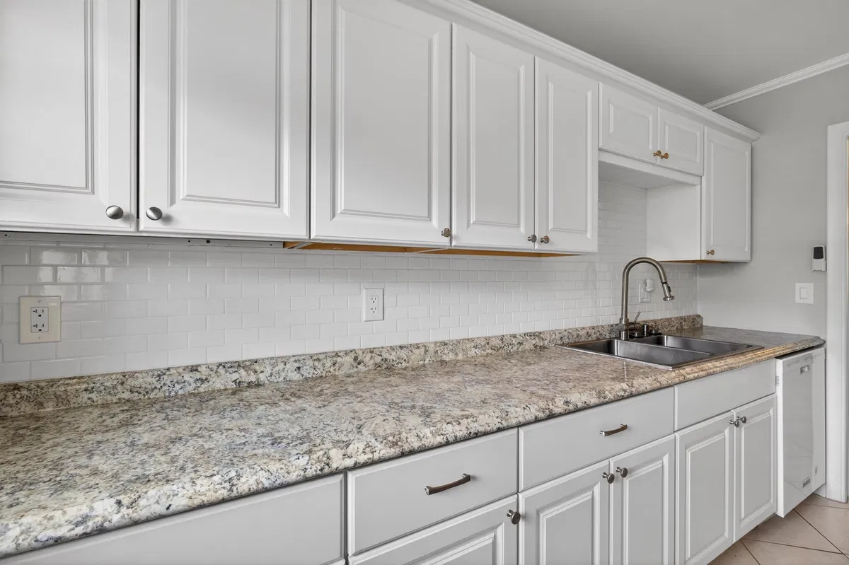 Unit 1103 photo 7