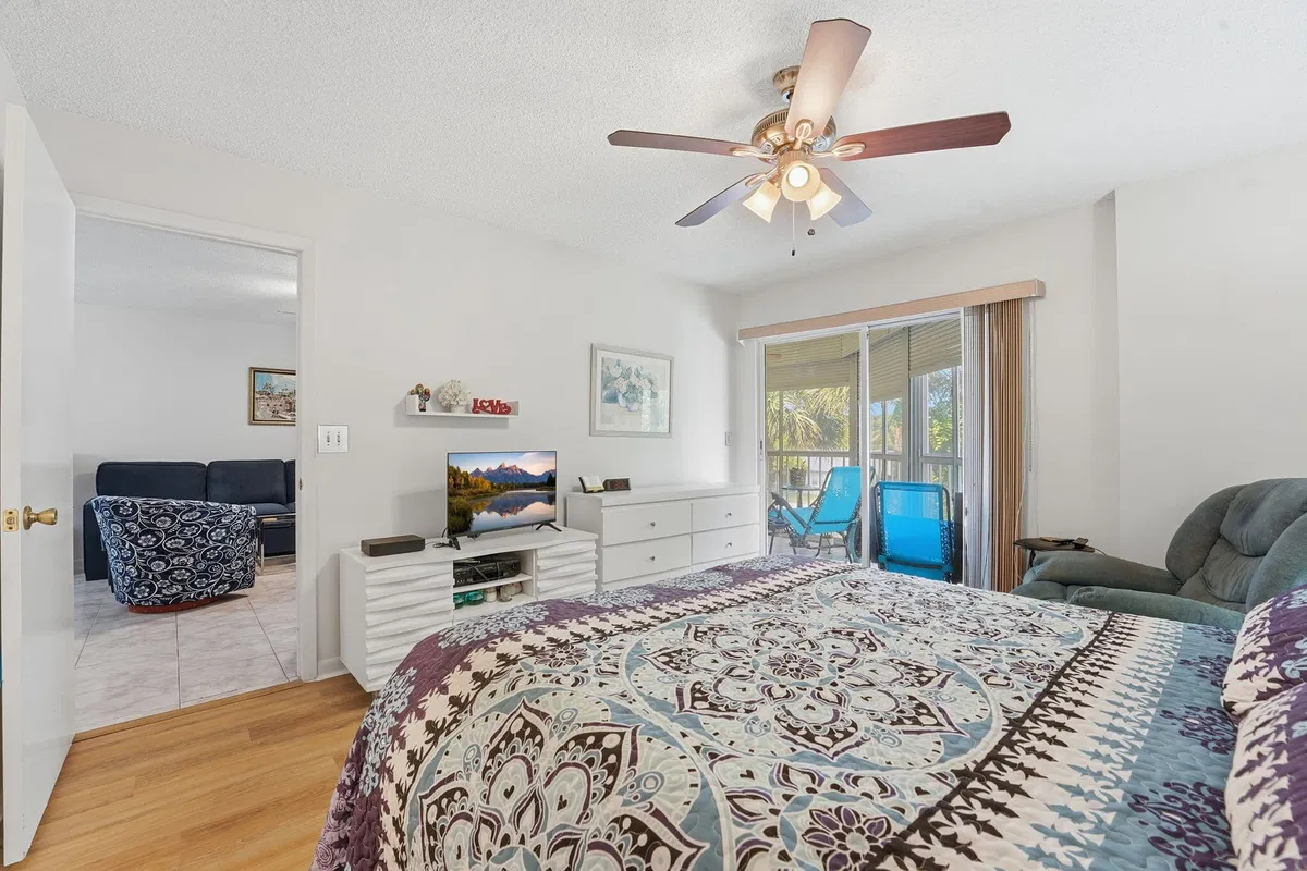 Unit 307 photo 16