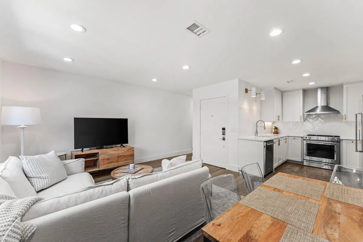 Unit 279 photo 7