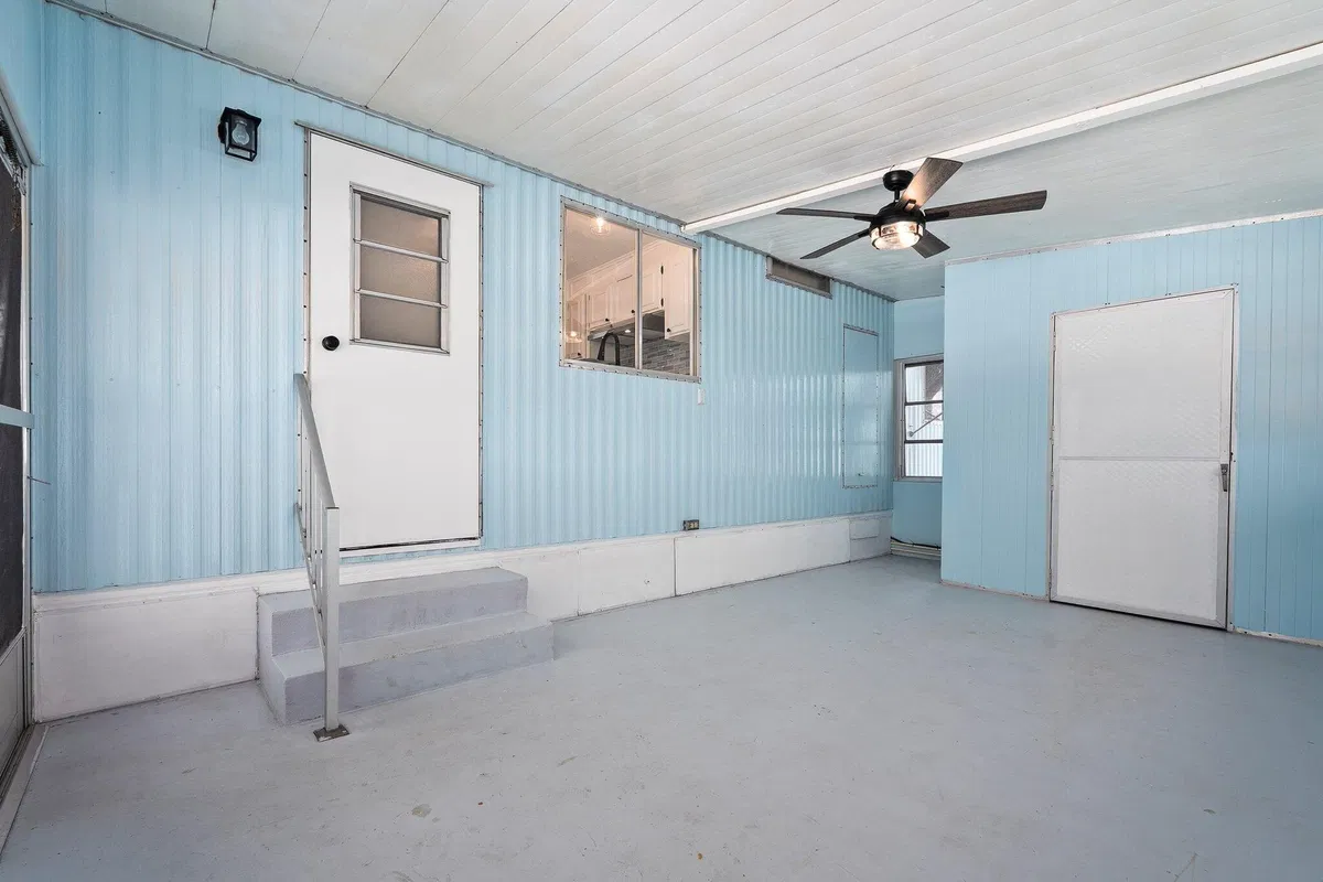 Unit 53 photo 28