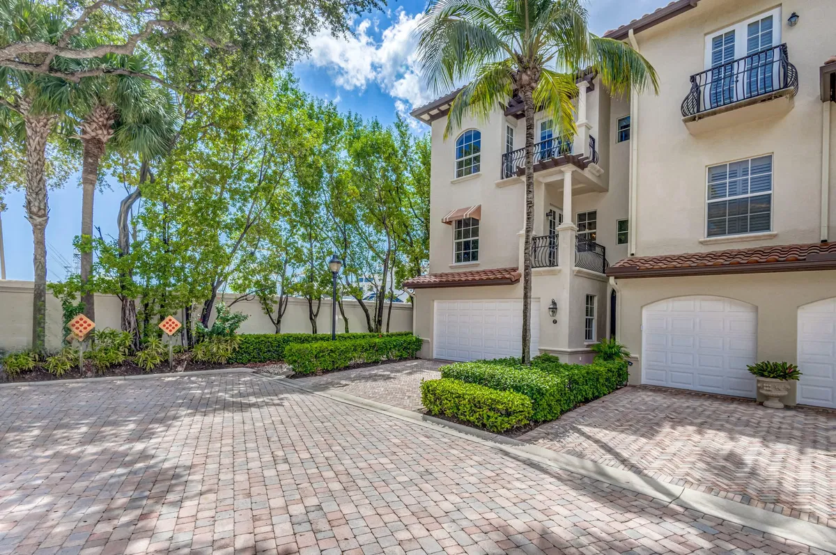 Residence photo 76