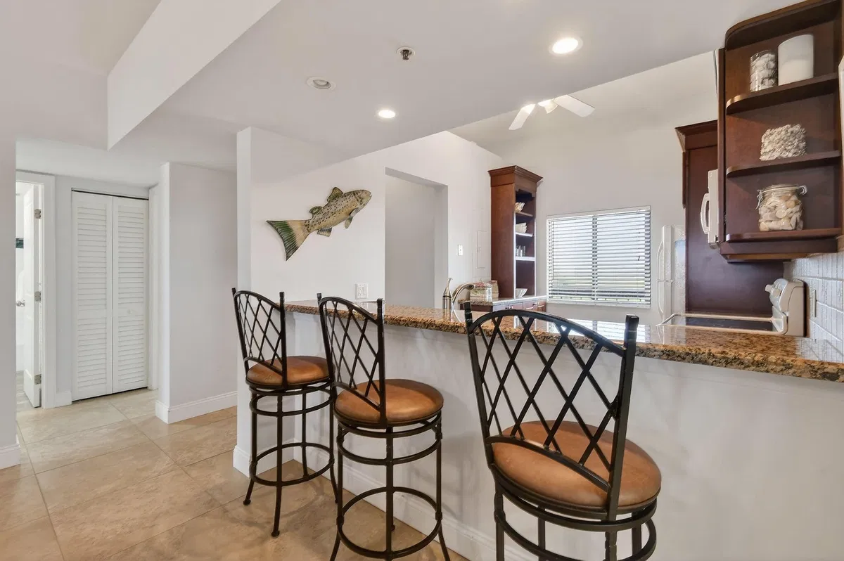Unit 504 photo 7