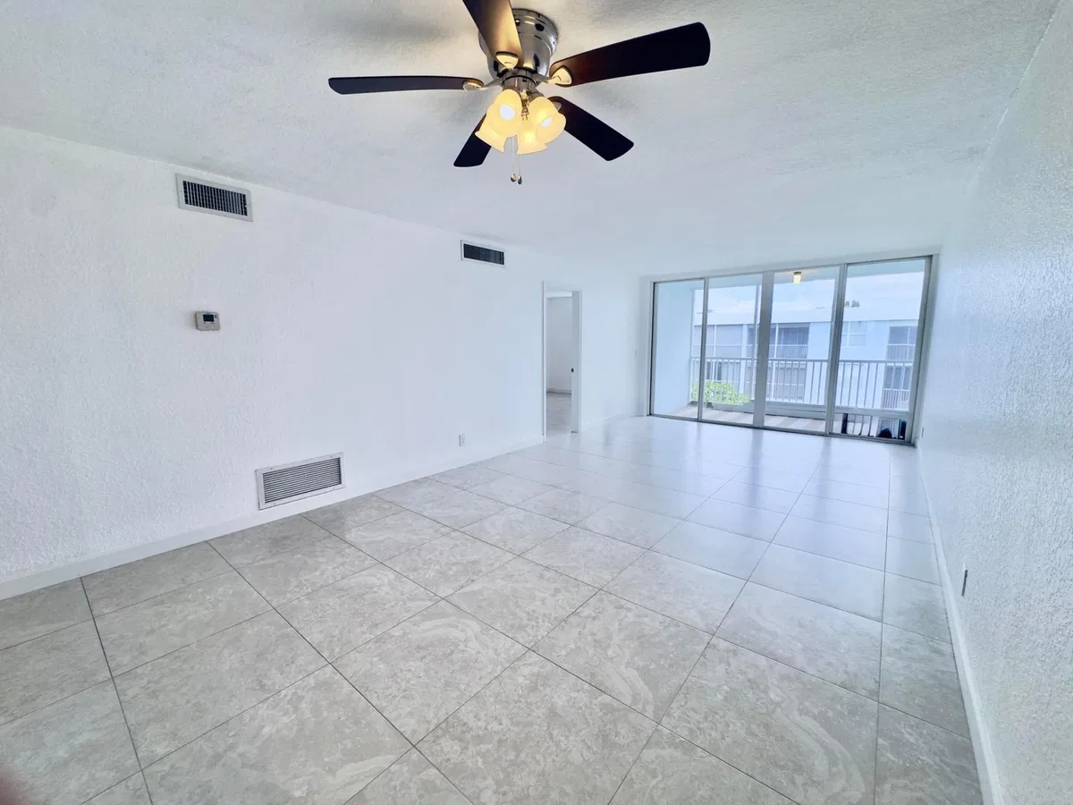  Unit 404 photo 7