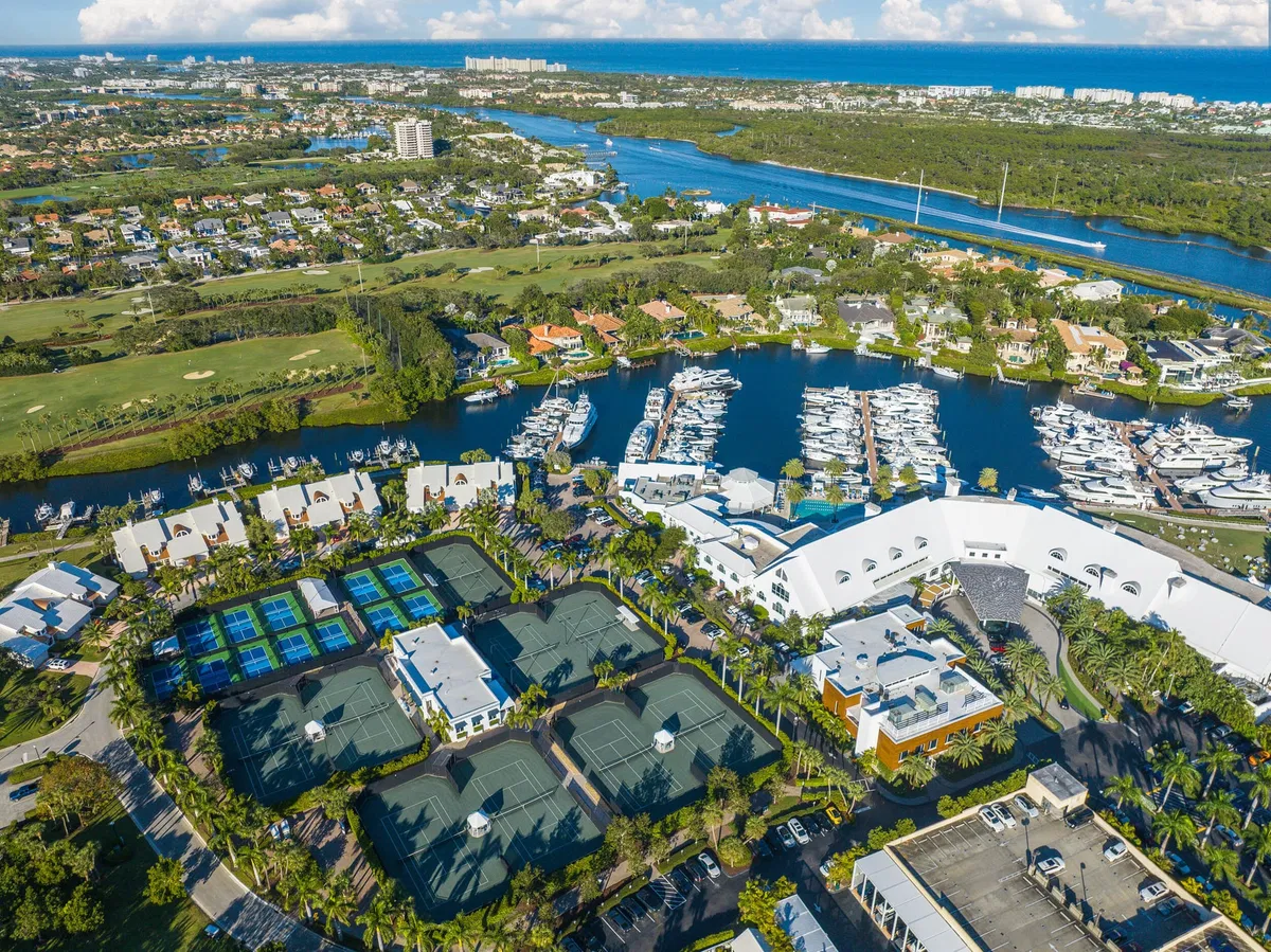 Admirals Cove Residence photo 40