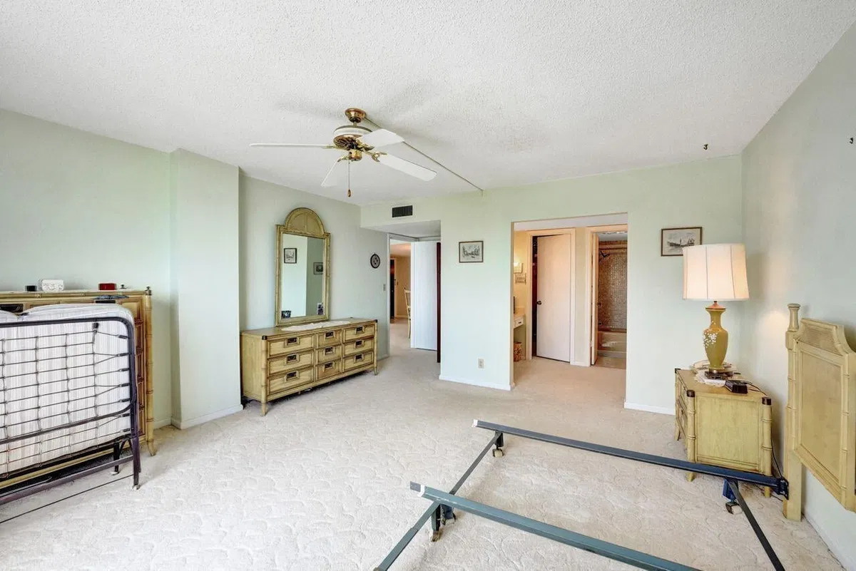 Unit 809 photo 16
