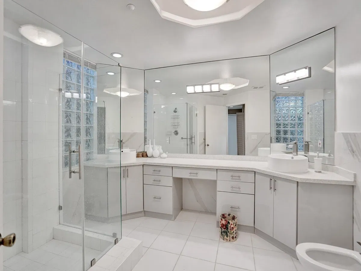 Unit 108 photo 16