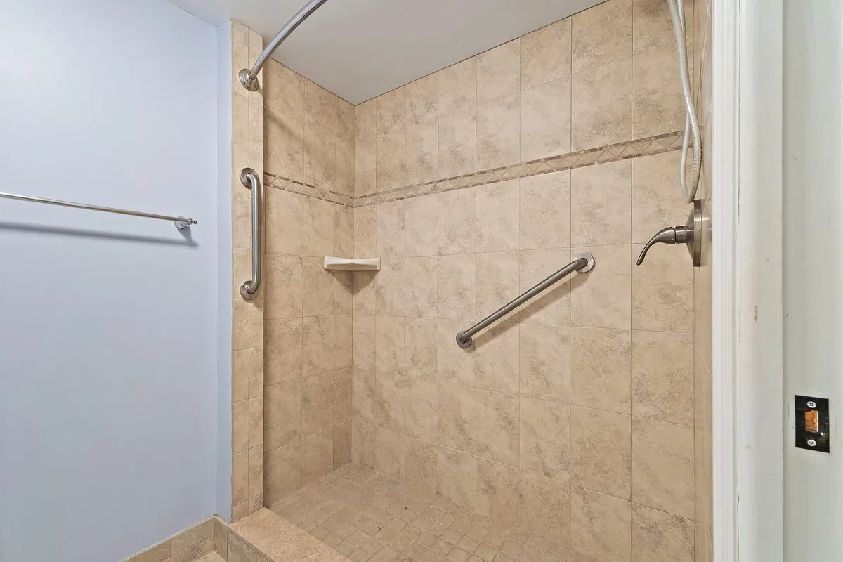 Unit 106 photo 16