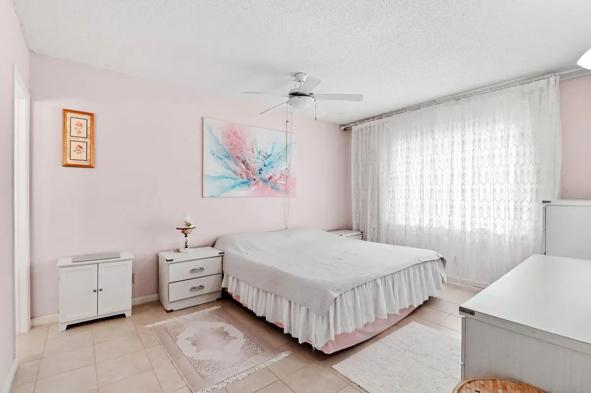 Unit 4040 photo 16