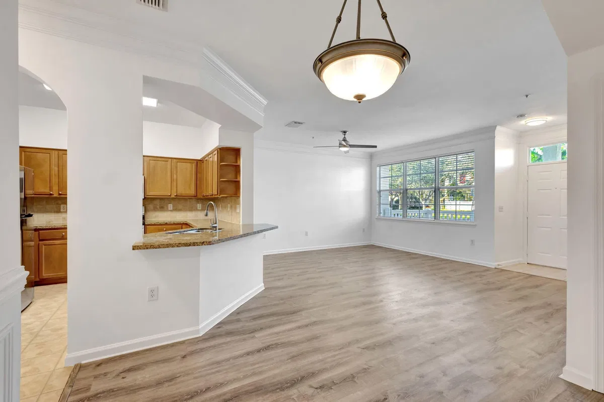 Unit 102 photo 10