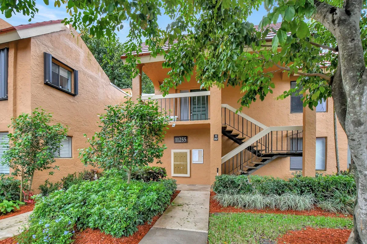 Unit 202 photo 4
