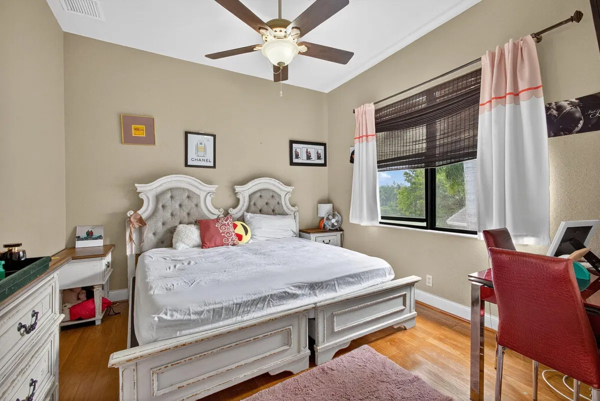 Residence photo 25