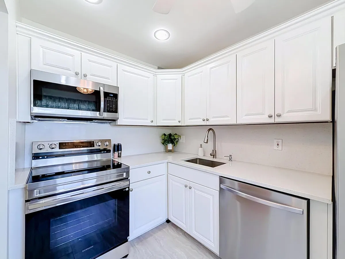Unit 202 photo 4