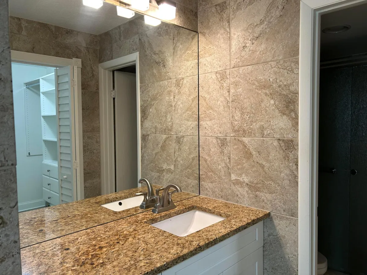 Unit 115 photo 16