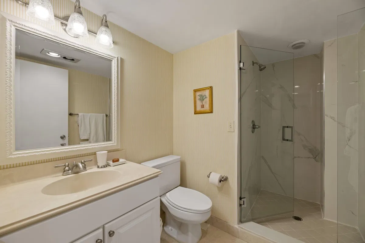 Unit B102 photo 19
