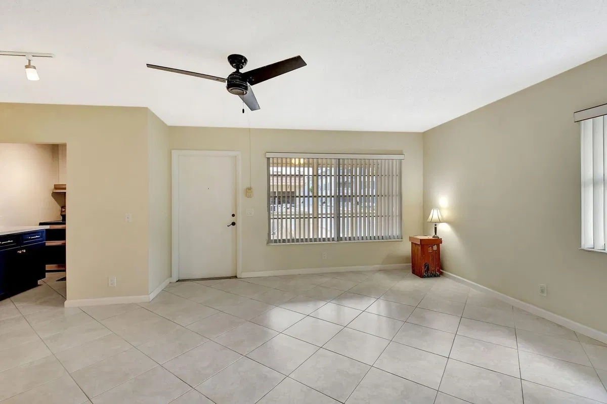 Unit E11 photo 7
