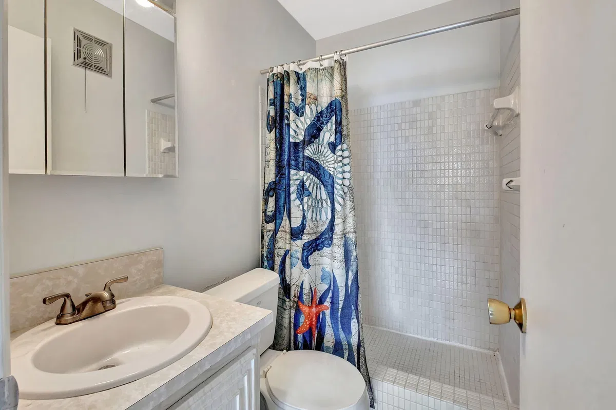 Unit E11 photo 22