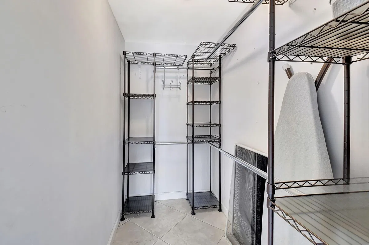 Unit E11 photo 25