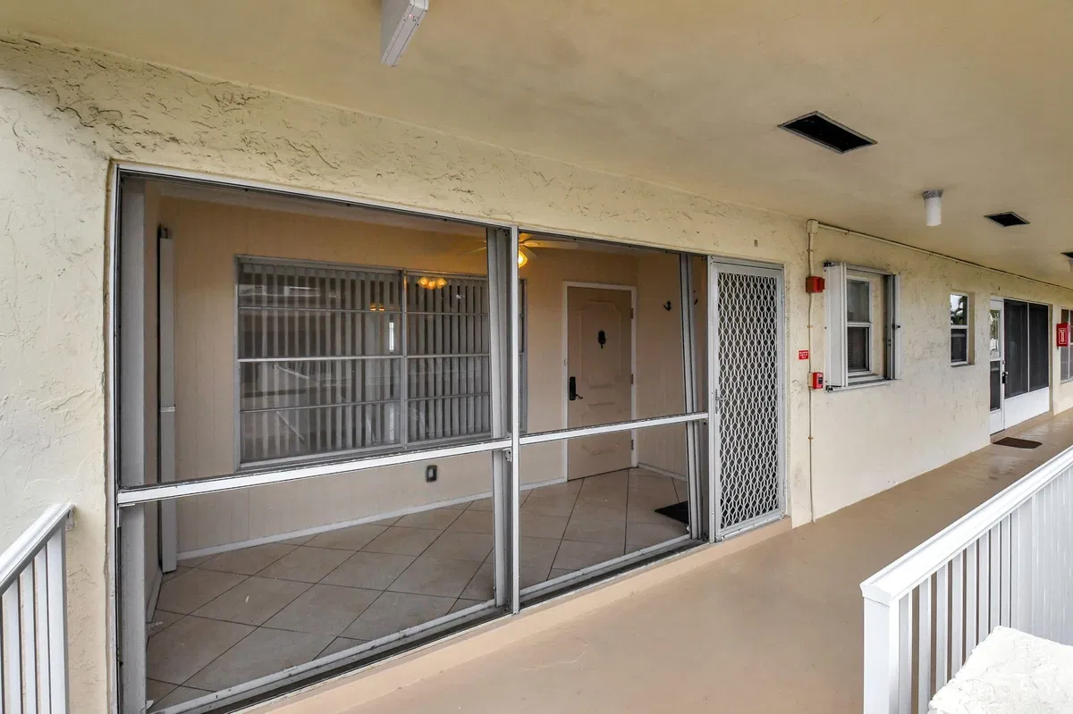 Unit E11 photo 28