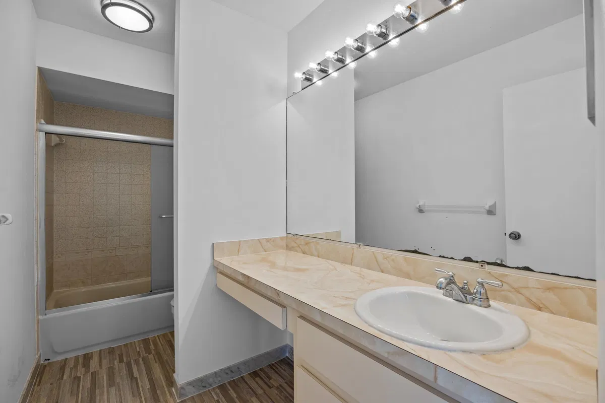 Unit 501 photo 10