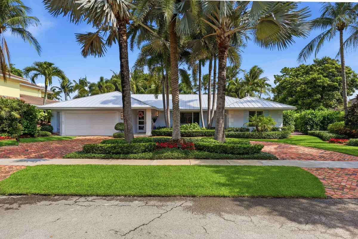 Boca Bath & Tennis Residence