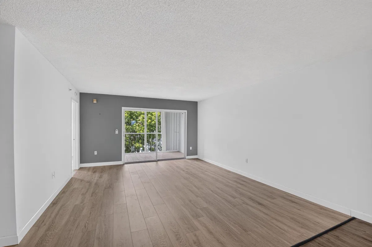  Unit 405 photo 10