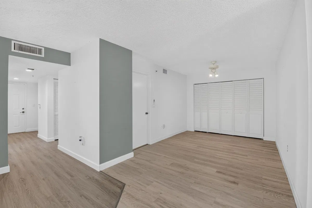  Unit 405 photo 16