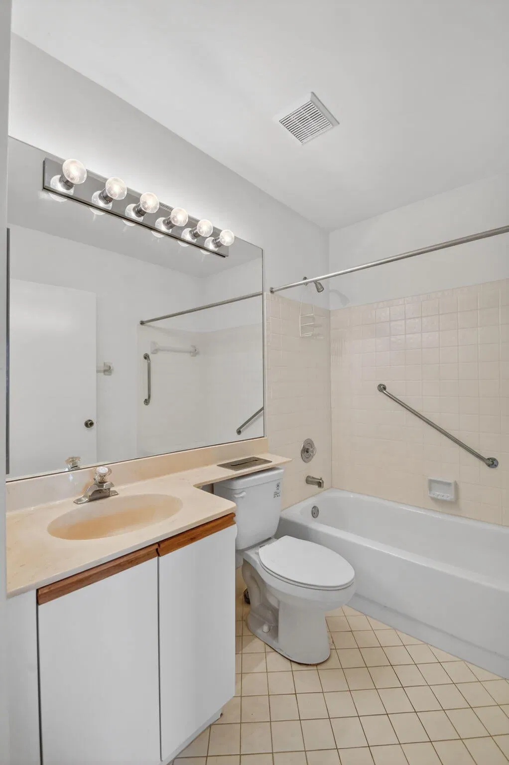 Unit B photo 28