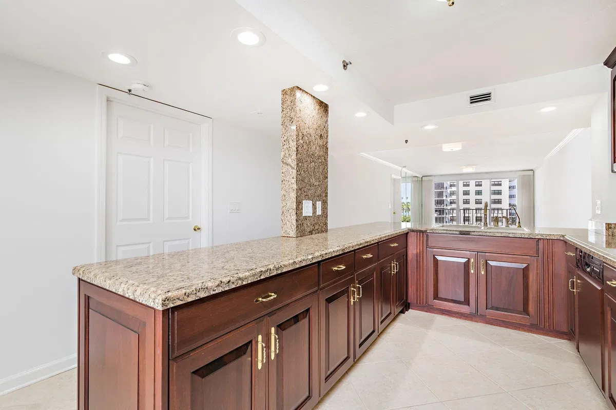 Unit 505 photo 10