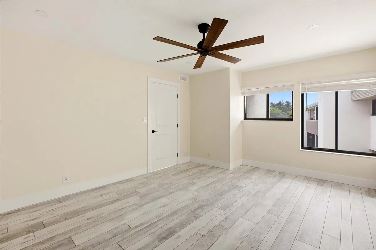 Unit E2 photo 13