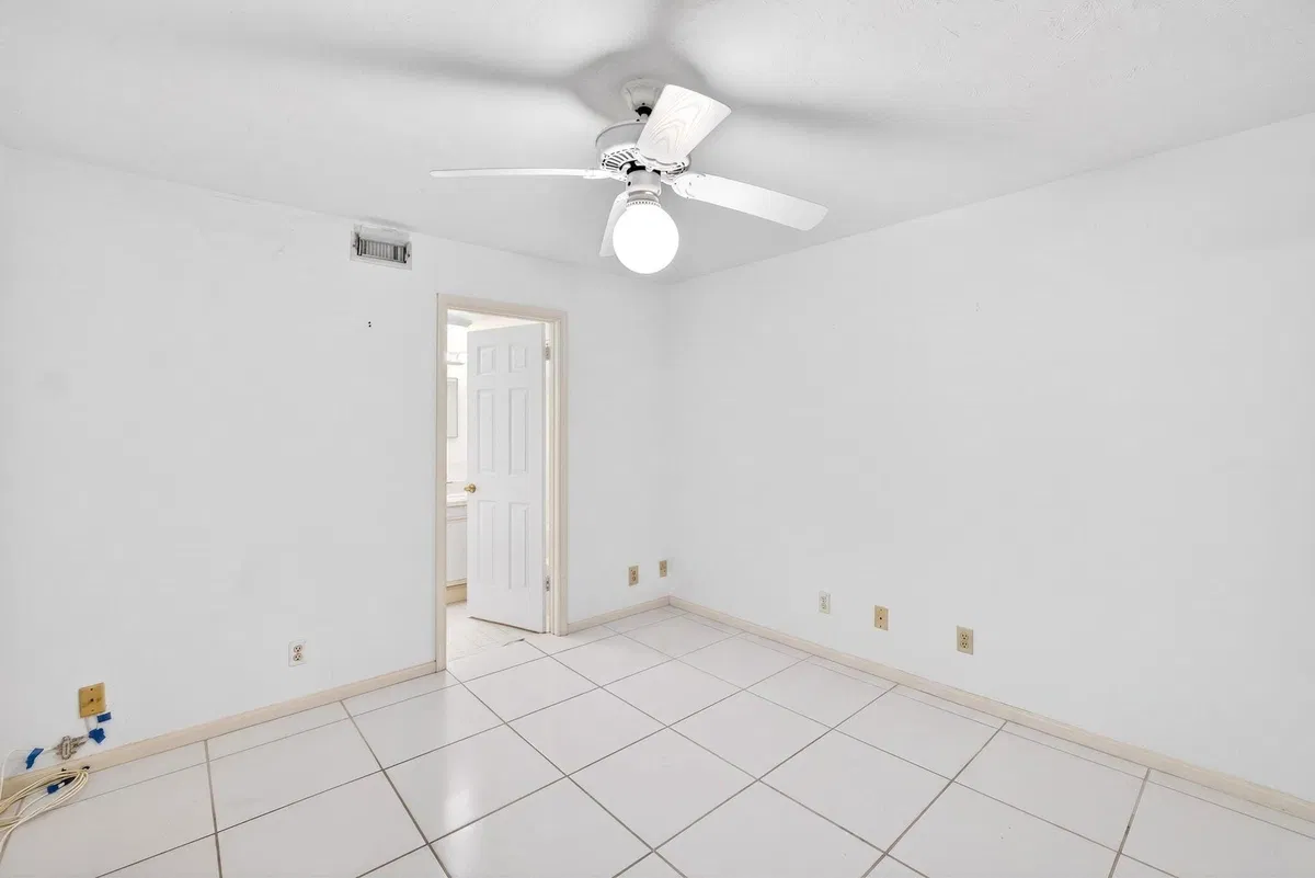 Unit 901 photo 13