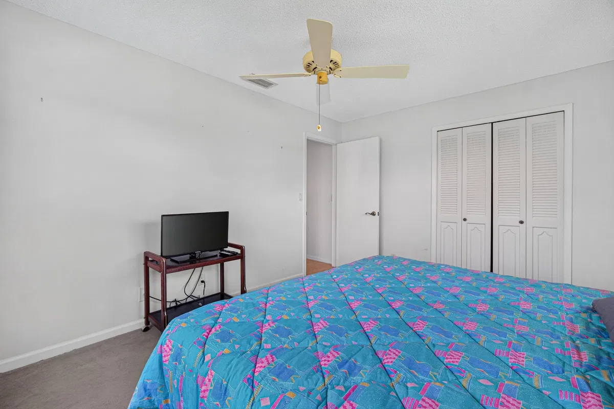 Unit B photo 22