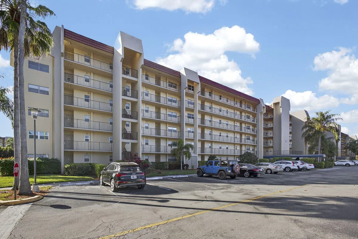 Via Poinciana Lake Worth Unit 202