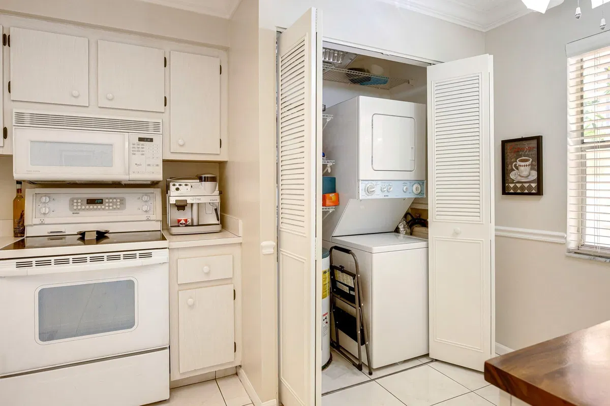 Unit 1030 photo 19