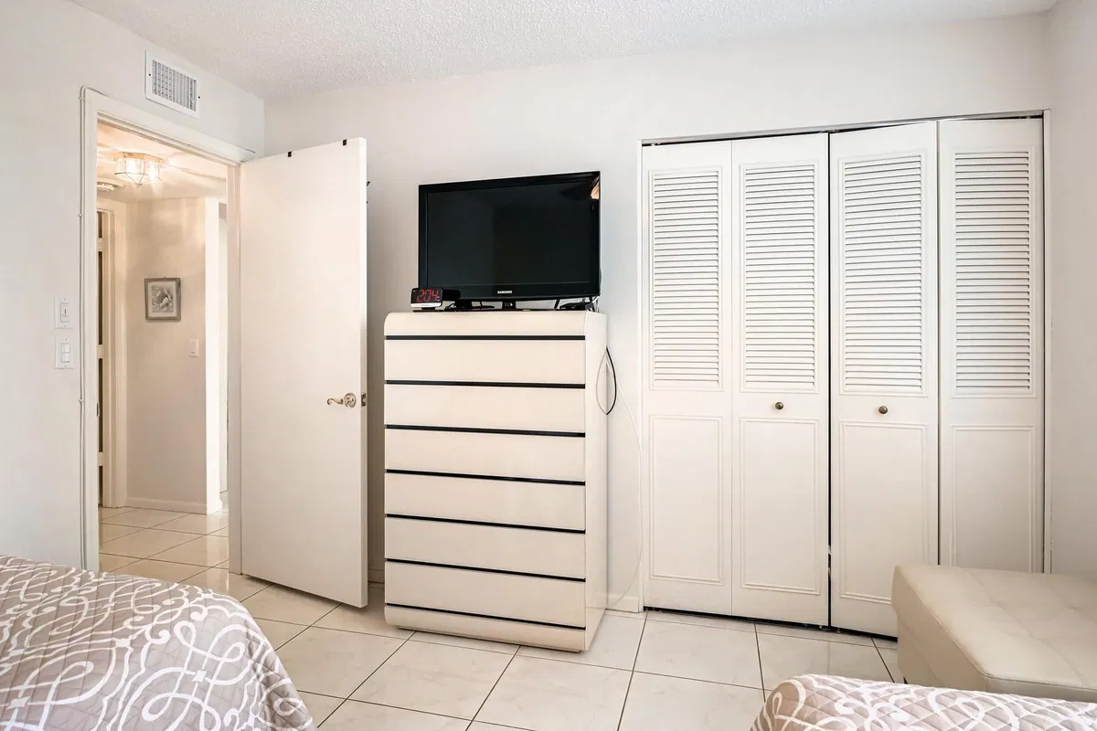 Unit 1030 photo 28