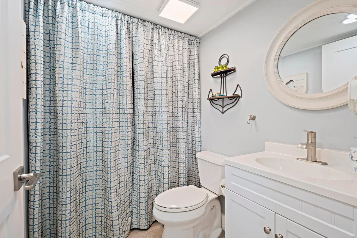 Unit 1018 photo 7