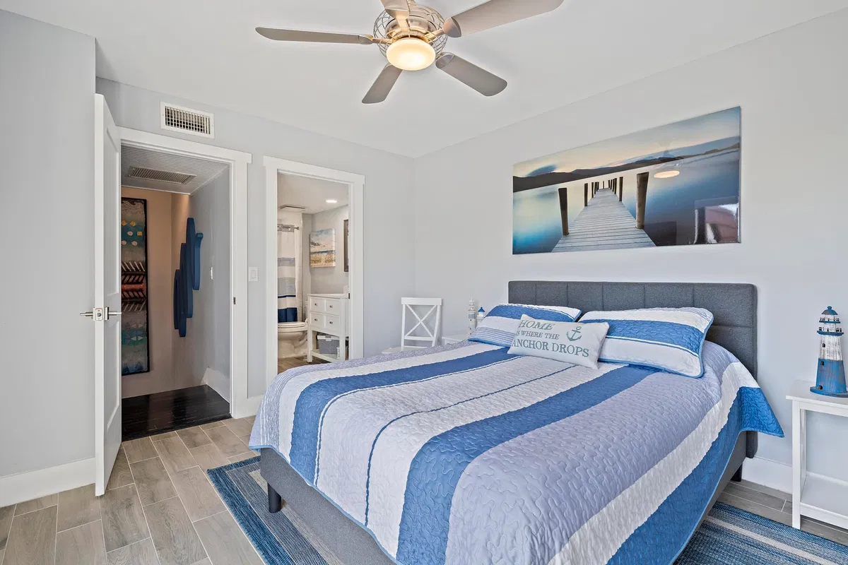 Unit 1018 photo 16