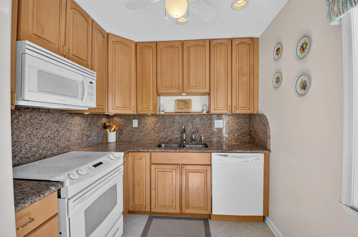 Unit 323 photo 7