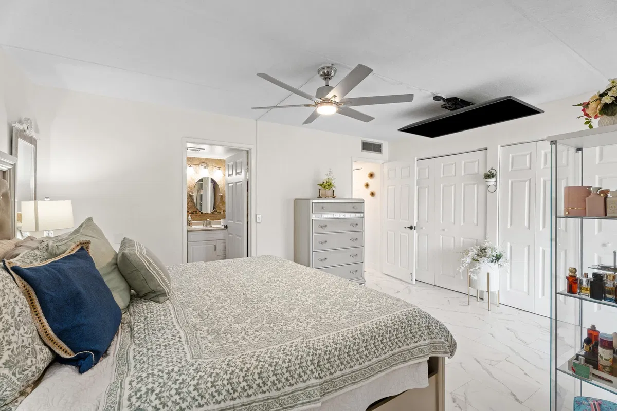 Unit 206 photo 10